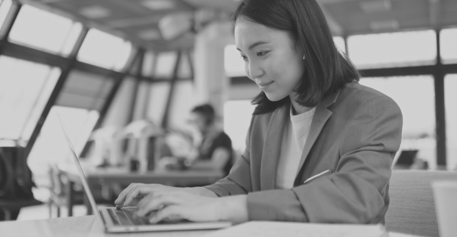 Specialist analizând date financiare pentru planificare economică